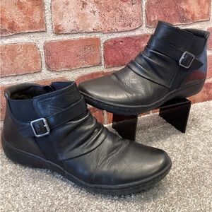 Clarks Collection Cora Runched black ankle booties size 9.5